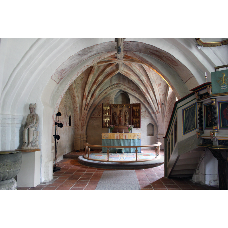 Source caption: "Kor och altare i Kiaby kyrka." -- partially showing the medieval font on the left
