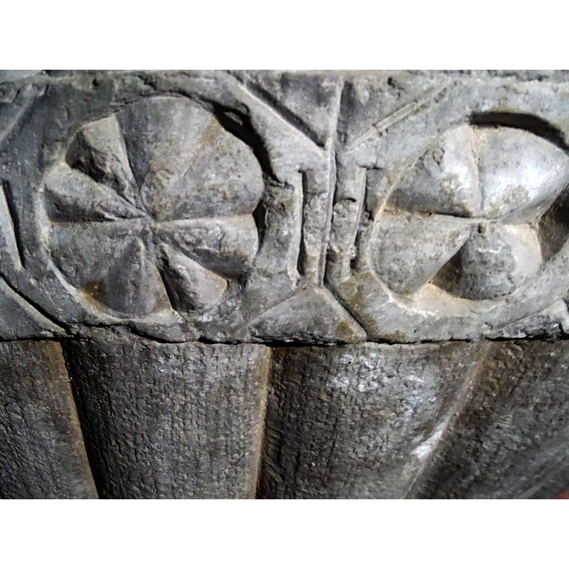 most of the motifs have eight petals, but some have less; the one on the right here has only four petals -- notice also the odd geometric cuttings in the spandrels and spaces between the motifs