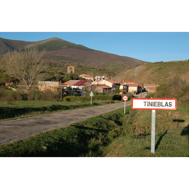 Source caption: "Acceso a Tinieblas de la Sierra desde el oeste" -- showing the church tower in the context of the village