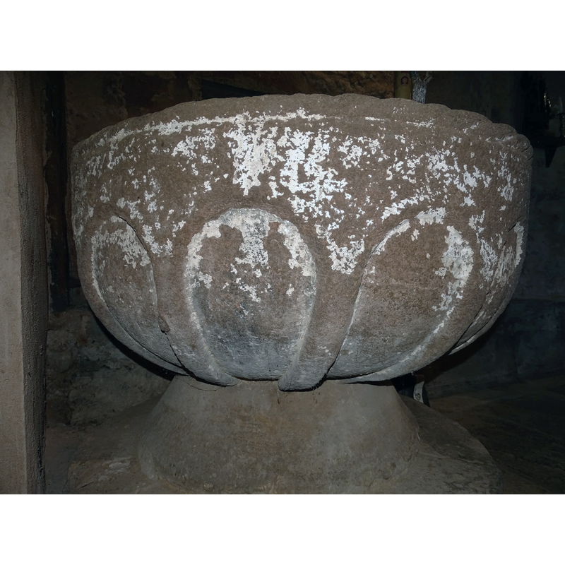 could as well be described as a ribbed patterned but the supports of the arch-heads are quite significant