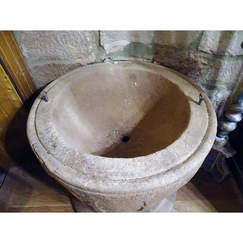 showing the drain hole