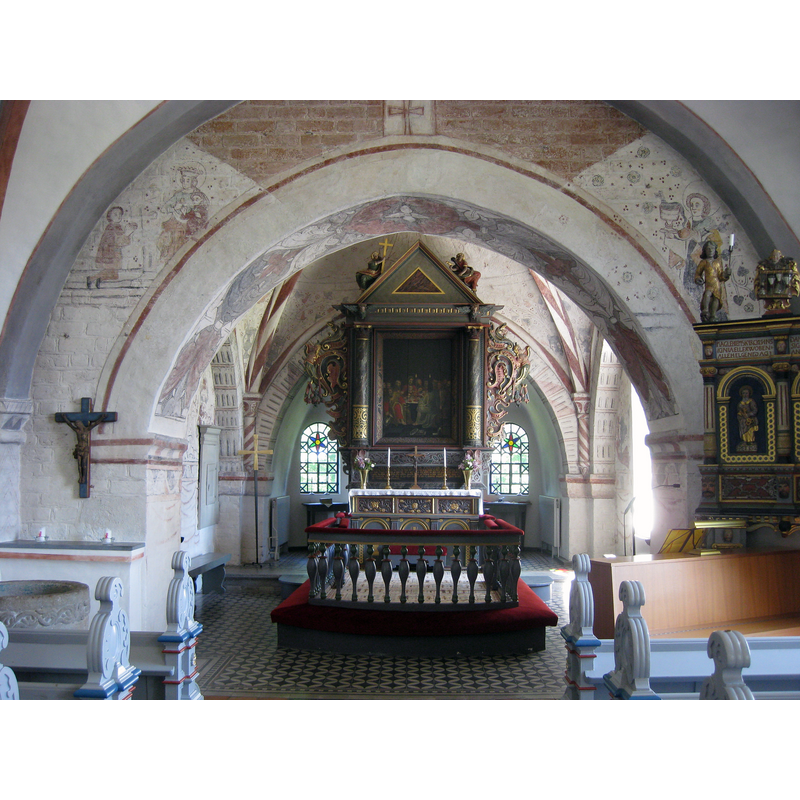Source caption: "Koret i Maglehems kyrka" -- with a partial view of the the top of the medieval font in the bottom-left corner of the image