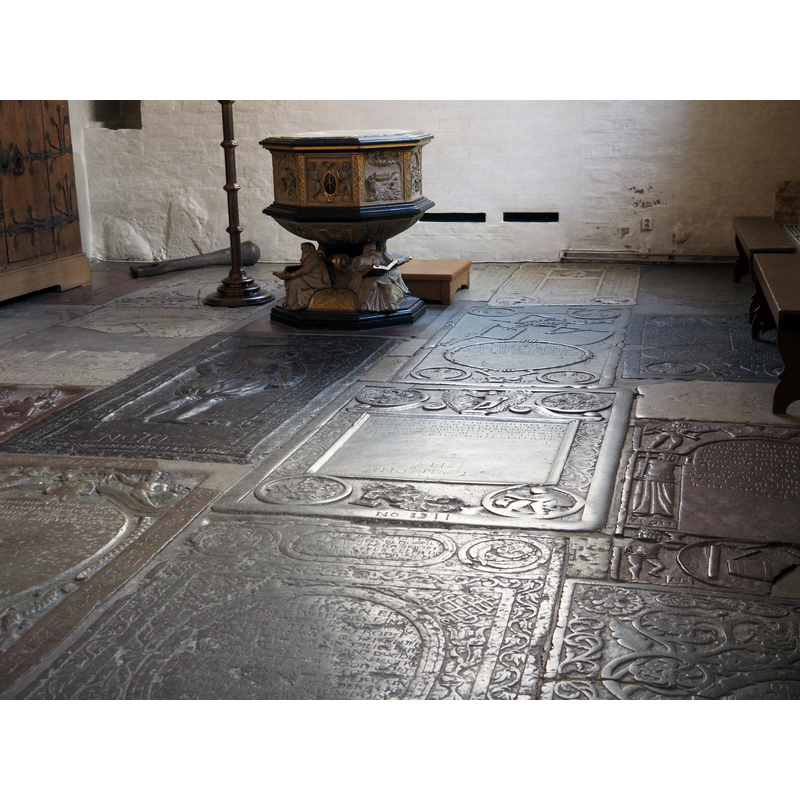 Source caption: "Grabplatten in der „Handwerker-Kapelle“ in der St. Petri-Kirche"