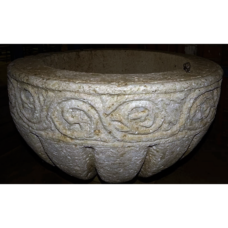 "banda de zarcillos –aquí simplemente insinuados, rematados en espiral y carentes del preciosismo de otros ejemplares' [source: Enciclopedia del románico [www.romanicodigital.com/sites/default/files/pdfs/files/burgos_VILLAESPASA.pdf] [accessed 12 July 2021]]