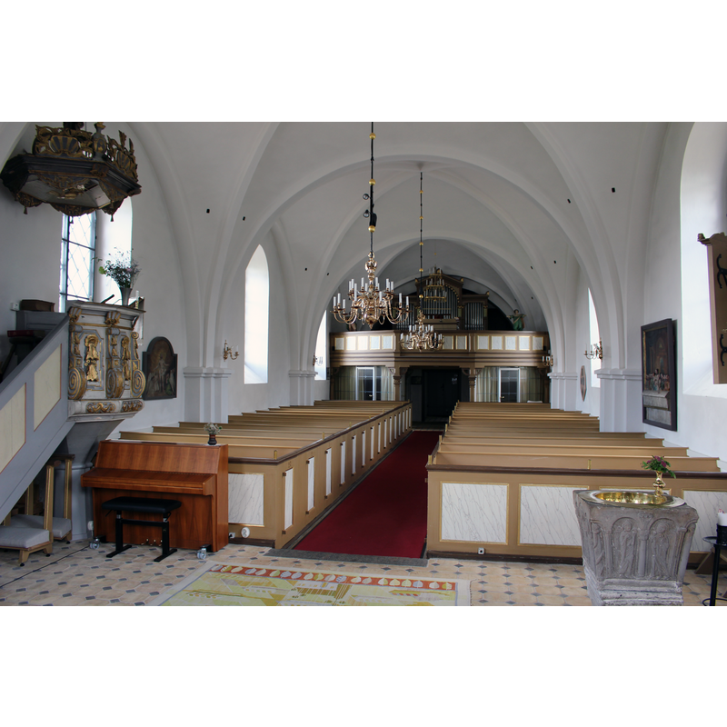 Source caption: " Kyrkorum mot väster i Össjö kyrka" -- showing the medieval font and its 17thC brass baptismal dish in the foreground, right [north] side