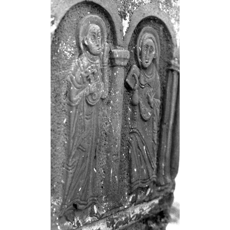 in the left arch: St Peter, haloed, holds keys in his right hand to his chest; left arm raised at face level, open palm