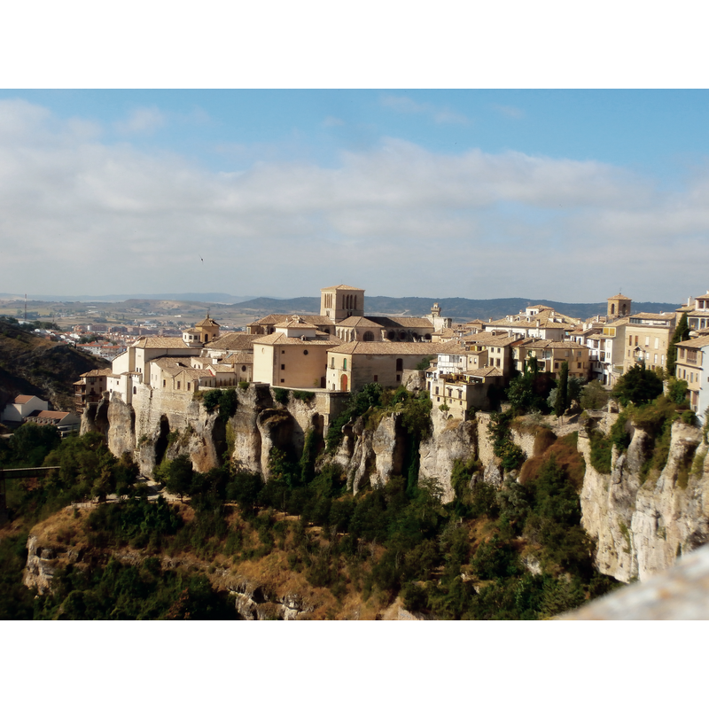 Source caption: " Imagen del casco antiguo de Cuenca tomada desde la zona del castillo"
