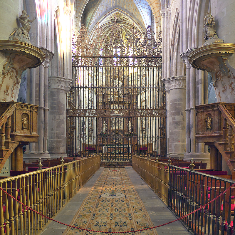 Source caption: "Vista de la capilla mayor desde el coro. Planta gótica en la que el coro se desplaza, a diferencia del gótico francés, del presbiterio a la nave principal (s. XIII). Existe tanto la influencia del gótico francés como del alemán."