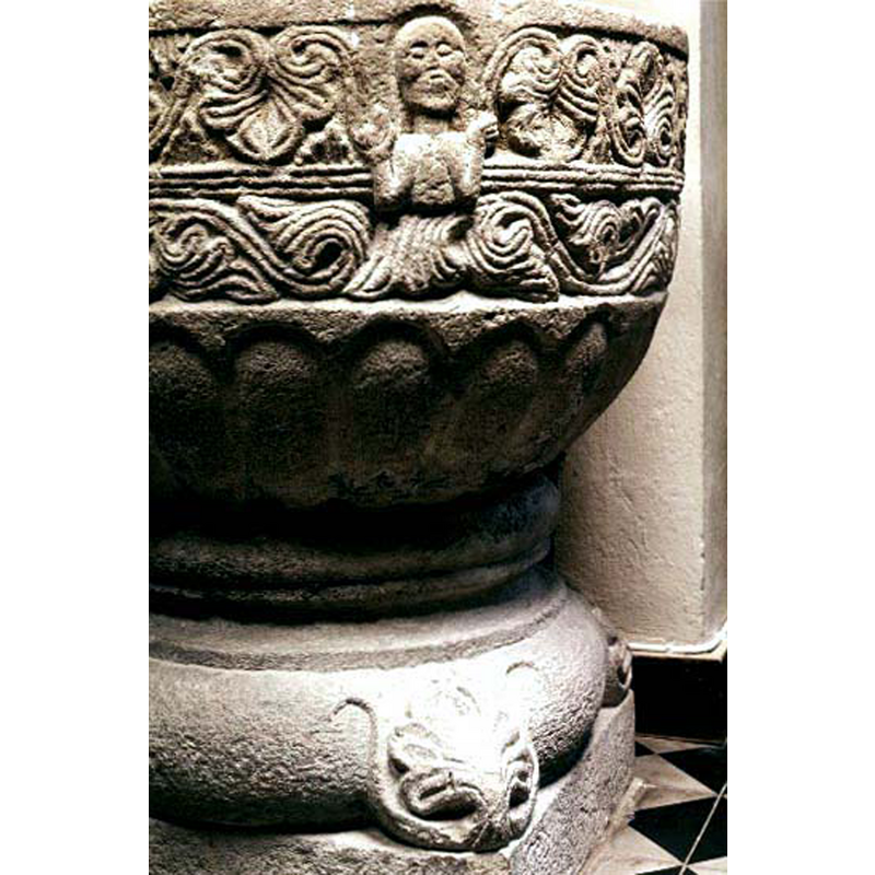 very thin mouldings separate the two registers of vegetal decoration around the basin sides
