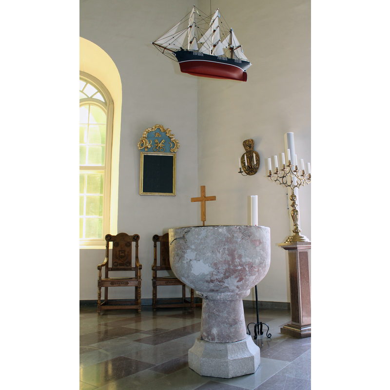 Source caption: "Sanby kyrka.Den medeltida dopfunten i gotländsk marmor."