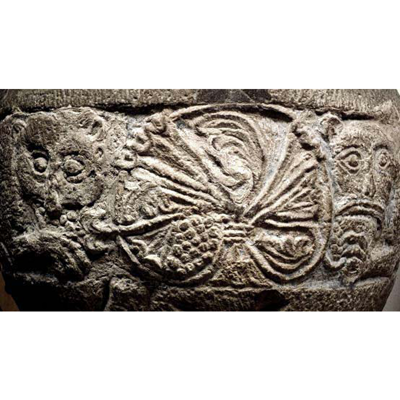 palmette-shaped motif; unlike the patterns on fonts of the palmettegrupp, it does not spread around the bodies of the passant lions, the heads of which are shown here to either side