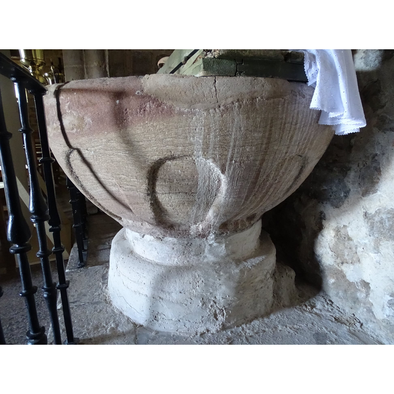 Plain arcade around the underbowl sides