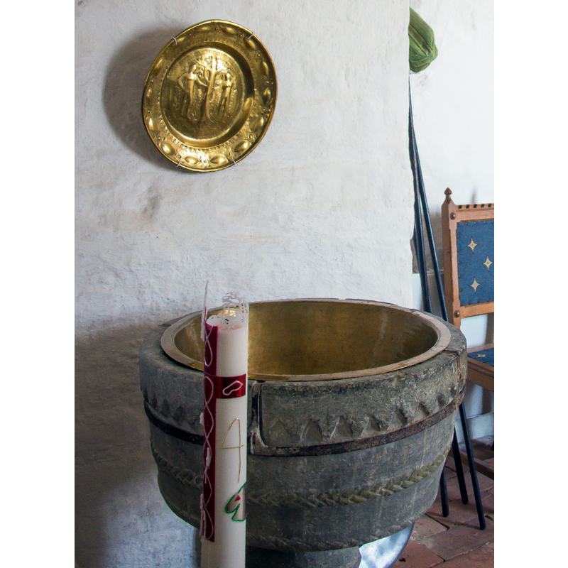 notice the metal lining of the inner basin -- the metal object hanging from the north wall is an earlier baptismal dish that appears to be no longer in use