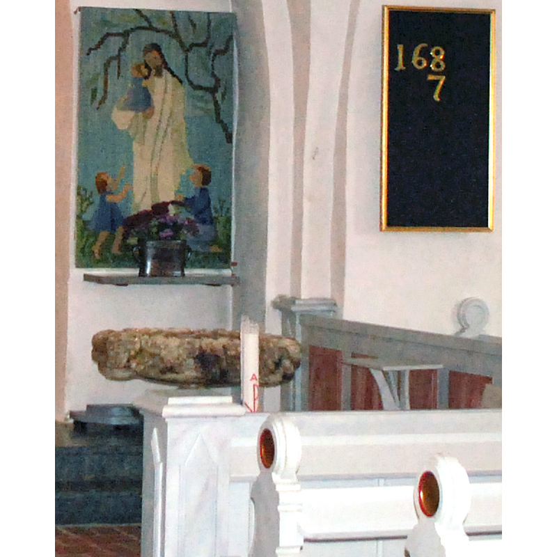 the organic-looking object used as font was originally an albaster planter made in Italy for a Russian grand duke's garden; the ship carrying it sank and the object was recovered ; in 1881 it was donated to the church and is now used as baptismal font