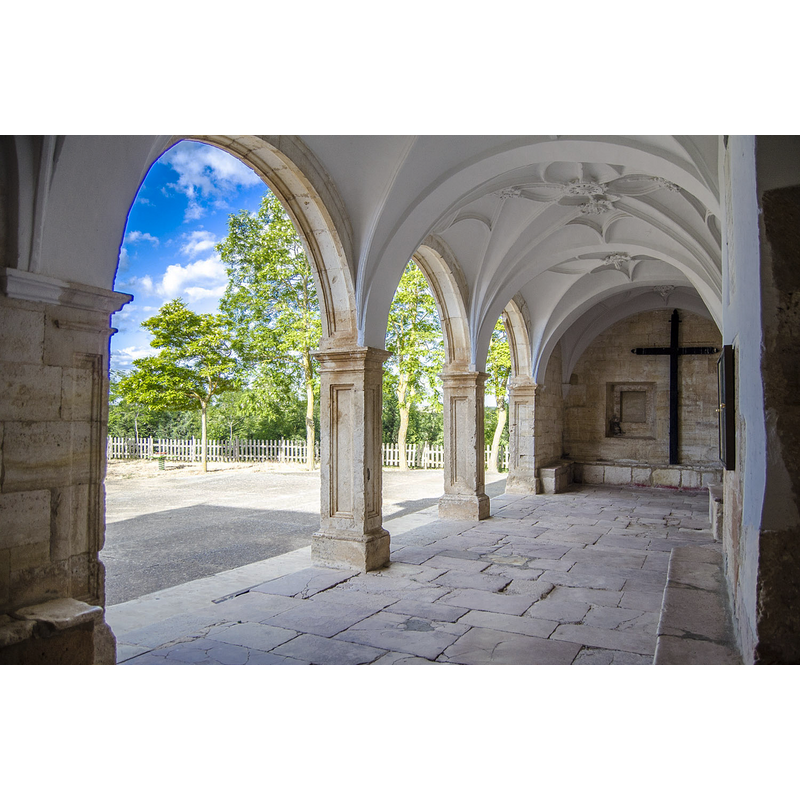 Source caption: " Iglesia de San Miguel Arcángel. Sotresgudo. Atrio."
