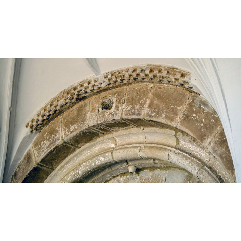 Source caption: " Iglesia de San Miguel Arcángel. Sotresgudo. Detalle de la portada románica."
