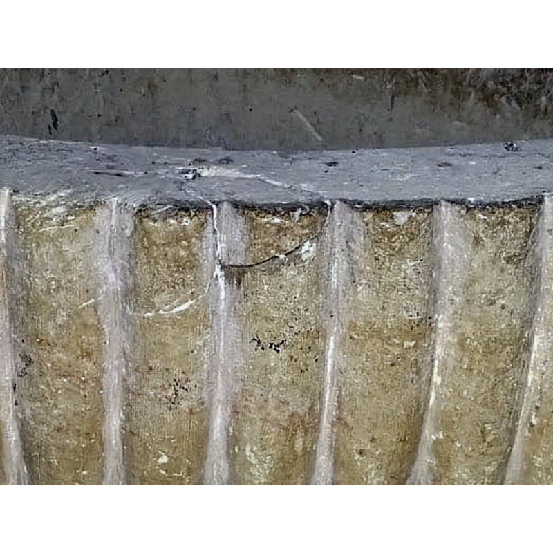a metal plug for the anchoring of the cover and the damage caused to the upper rim; there is similar damage also at the opposite side of the basin