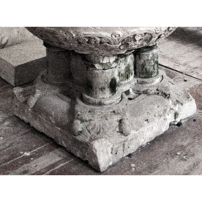 roll mouldings become the capitals and bases of the central shaft and outer colonnettes