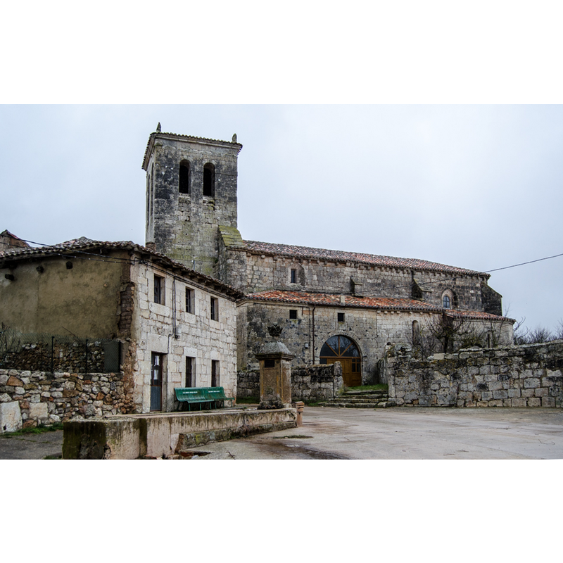 Source caption: " Barrios de Villadiego. Iglesia de San Pedro Apóstol y plaza con fuente y abrevadero."