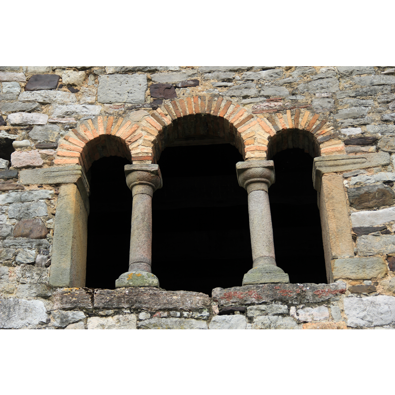 Source caption; " Iglesia de San Pedro de Nora. Fachada este. Ventana de tres arcos de ladrillo sobre columnas."
