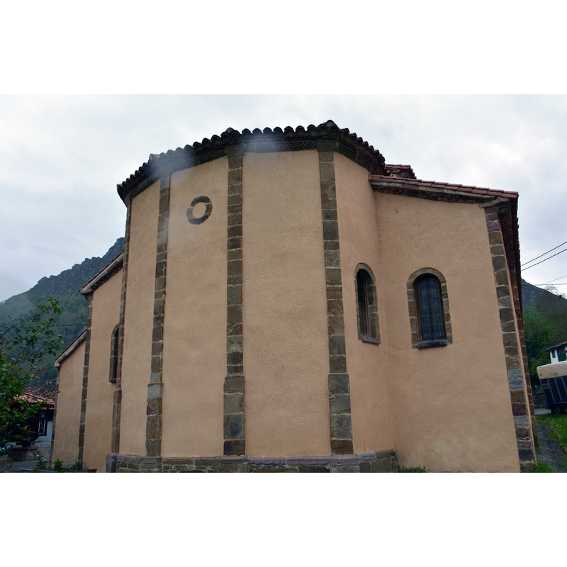 Source caption: "Iglesia de Santa María de Villanueva [...] Vista exterior de la cabecera"