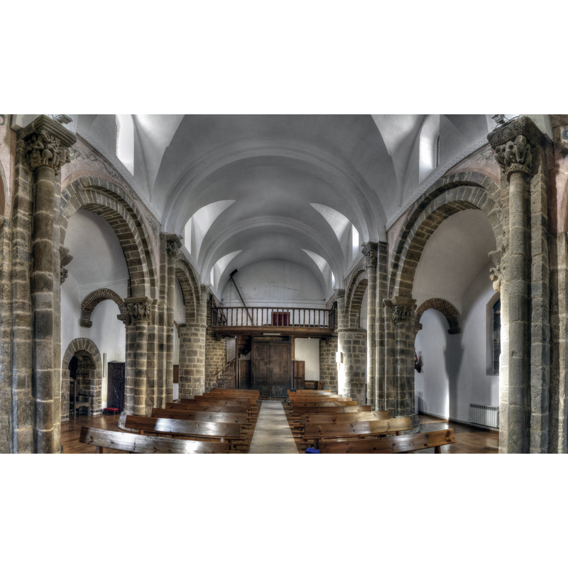 Source caption: "Iglesia parroquial de Villanueva (Teverga, Asturias), declarada monumento Nacional en 1921. Conserva la estructura románica y columnas y capiteles."