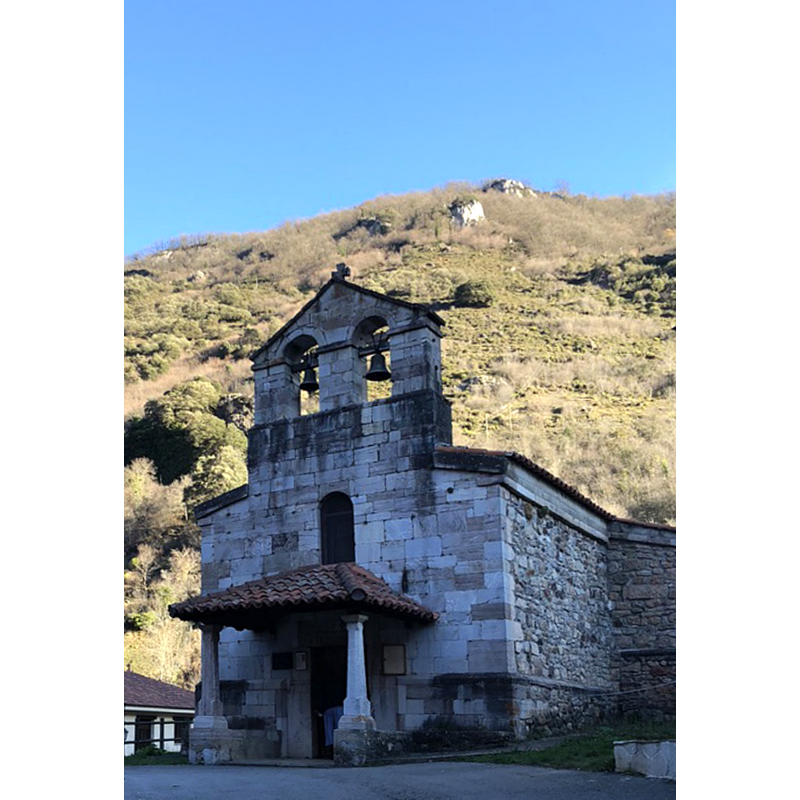 Source caption: " Iglesia de San Pedro de Pola de Somiedo, iglesia con elementos de la tradición constructiva regional. Fecha de construcción sobre la puerta (1731). Principado de Asturias."