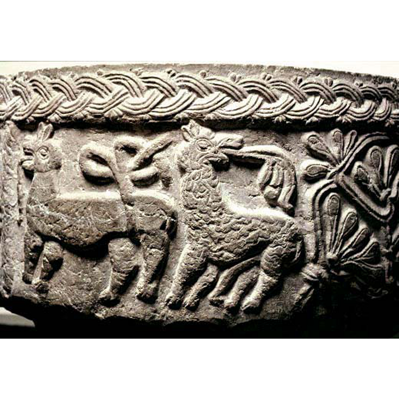 passant to the left; the pattern covering its body makes it look like an Andean llama, but it is more likely that it may have been intended to represent a lion