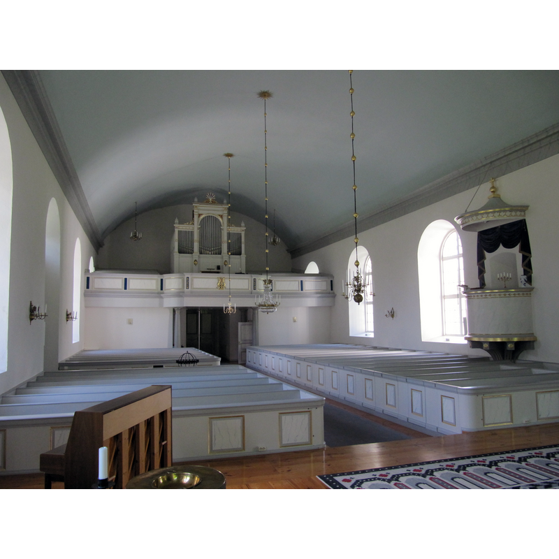 Source caption: " Kyrkorum i riktning mot orgelläktare i Asa kyrka" -- partially showing the baptismal dish on the font in the foreground, to the right of the piano