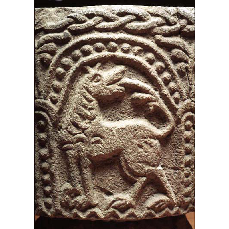 passant to the left; identified as lion in the SHM caption: "tillbakablickande lejon"