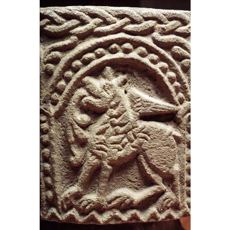 passant to the left; identified as lion in the SHM caption: "bevingat lejon"