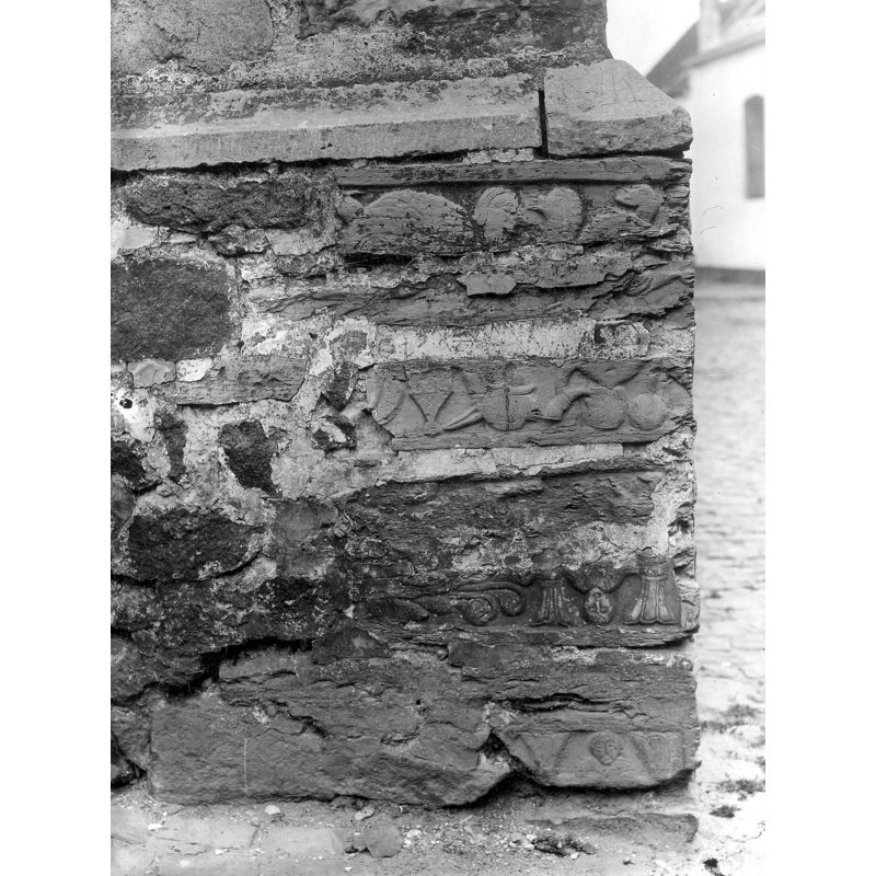 Source caption: "Eglise Saint-Pierre[ Lessines] [...] fonts baptismaux, objet [fragment] [...] côté avec personnages et dauphins"