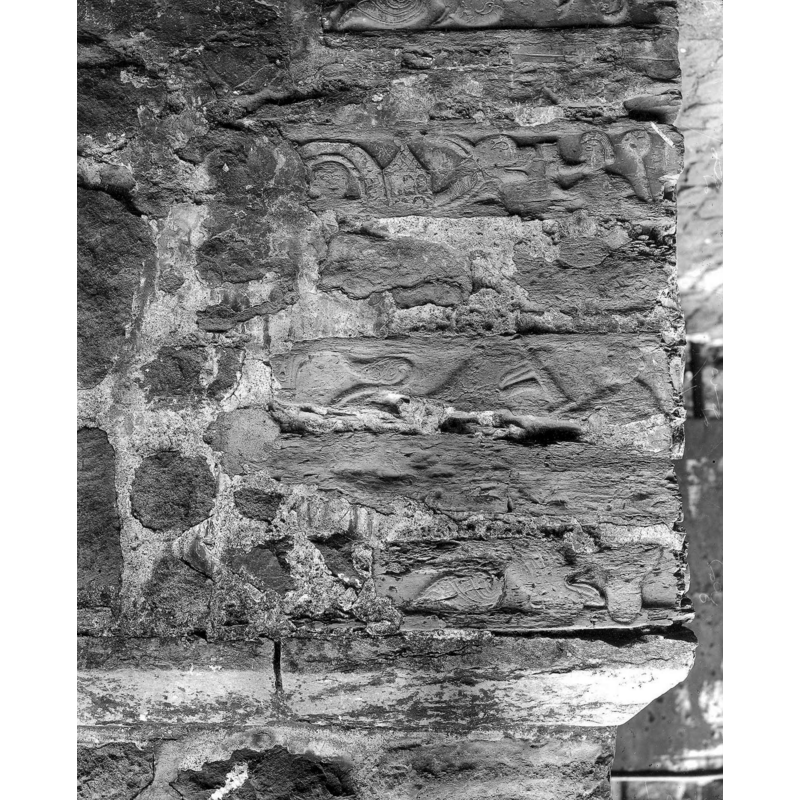 Source caption: "Eglise Saint-Pierre[ Lessines] [...] fonts baptismaux, objet [fragment] [...] côté avec têtes humaines"
