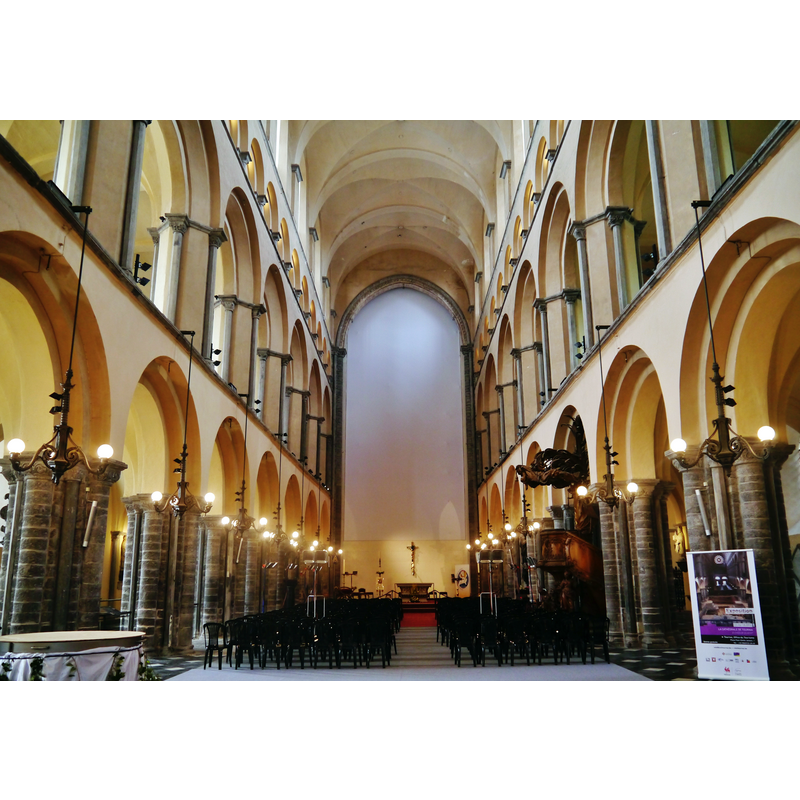 Source caption: "Langhaus der Kathedrale Unserer Lieben Frau, Tournai, Provinz Hennegau, Wallonien, Belgien"