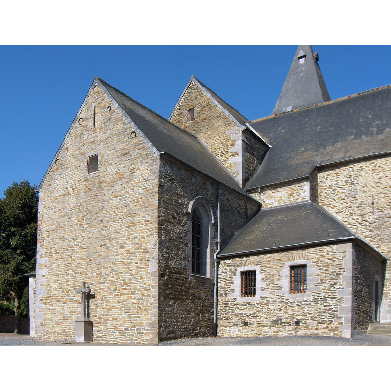 Source caption: "Steenkerque, Ortsteil der Gemeinde Braine-le-Comte, Prov. Hennegau (Belgien), gotische Dorfkirche, 12.-16. Jh. 2004-2006 restauriert. Der Chor geht vermutlich auf einen ehemaligen Verteidigungsturm zurück."
