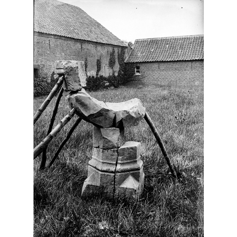 Source caption: "Rooms-Katholieke Kerk: Fragment van voormalig doopvont" -- view of some of the font fragments of the medieval baptismal font found buried nearby