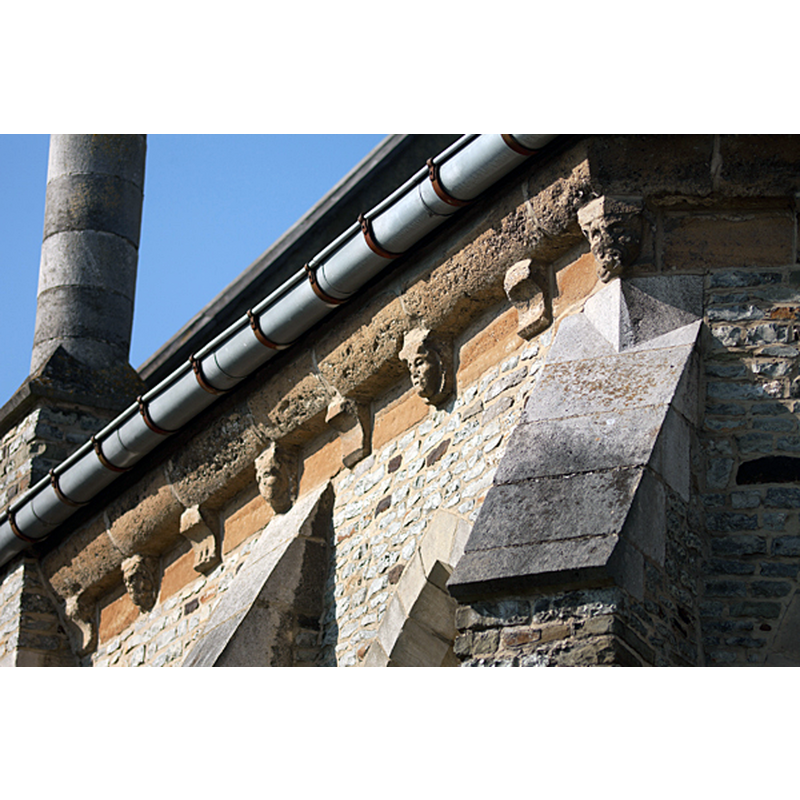 Source caption: "Belgium. Oost-Vlaanderen. Lierde. Deftinge, Sint-UrsmaruskerkBuitenzicht, het koorhoofd, detail van het fries. Deftinge. Parish church (Sint-Ursmaruskerk). Exterior. The apse. Frieze with sculpted head."