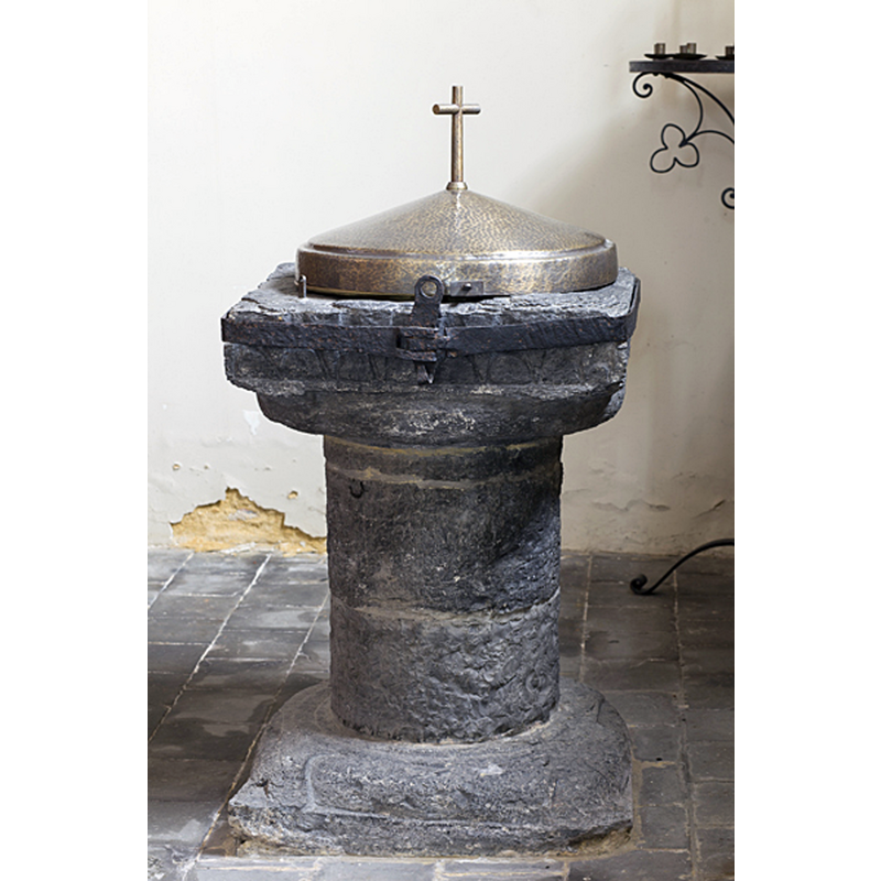 Source caption: "Schendelbeke, Parochiekerk Sint-Amandus. Geraardsbergen. Oost-Vlaanderen. Belgium. Parochiekerk Sint-Ursmarus, binnenzicht, romaanse doopvont in blauwe hardsteen, uit de 12de of 13de eeuw. Parish church (Parochiekerk Sint-Ursmarus). Interior."