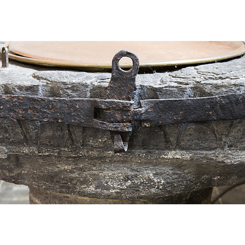 a narrow band of carved geometrical motifs: saw-teeth on the left side, arch-heads on the right side, ball, etc. -- the metal brace was probably installed to keep the damaged basin together [NB: in Cloquet's drawing the pattern around the basin appear to ve trumpet-scallops, but it is impossible to see tham in the present pattern