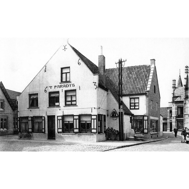 old photograph showing the discarded basin on the ground, to the right of the cafe "'t Paradys"; the top of the church tower is visible in the backgroud