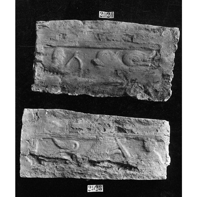 Source caption: "Bas relief à sujets allégoriques provenant d'anciens fonts baptismaux et encastré dans l'angle méridional de la façade principal de l'église Saint-Pierre de Lessines [...] moulage[sculpture], bas-relief[sculpture] [...] Inventarisnummer: 1320-1 [...] Original conservé à Lessines, église Saint-Pierre."