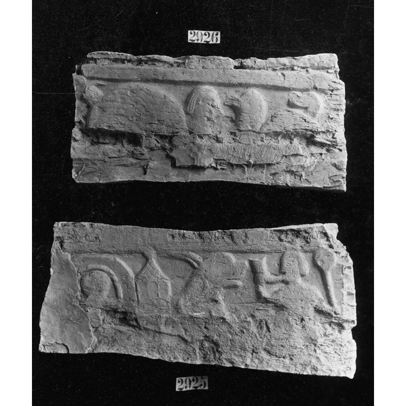 Source caption: "Bas relief à sujets allégoriques provenant d'anciens fonts baptismaux et encastré dans l'angle méridional de la façade principal de l'église Saint-Pierre de Lessines [...] moulage[sculpture], bas-relief[sculpture] [...] Inventarisnummer: 1320-2 [...] Original conservé à Lessines, église Saint-Pierre."
