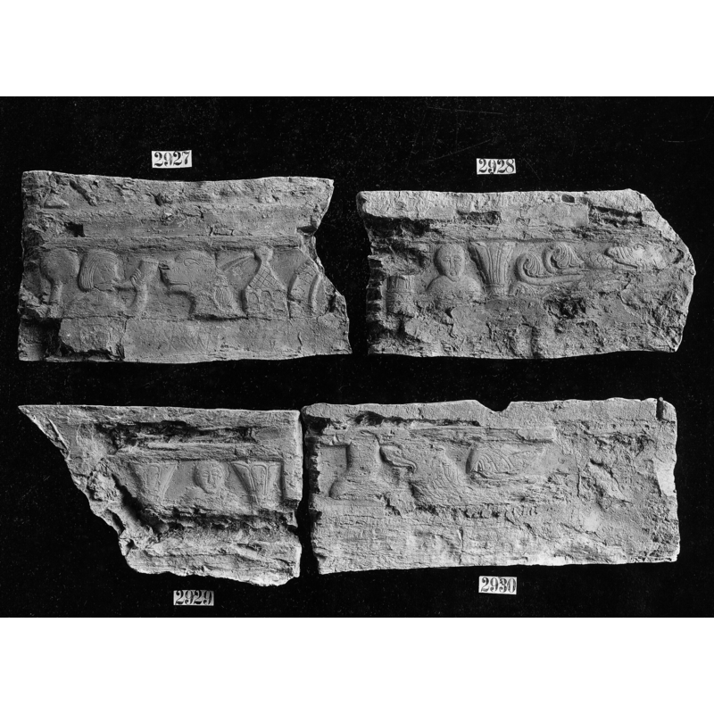 Source caption: "Bas relief à sujets allégoriques provenant d'anciens fonts baptismaux et encastré dans l'angle méridional de la façade principal de l'église Saint-Pierre de Lessines [...] moulage[sculpture], bas-relief[sculpture] [...] Inventarisnummer: 1320-3 [...] Original conservé à Lessines, église Saint-Pierre."