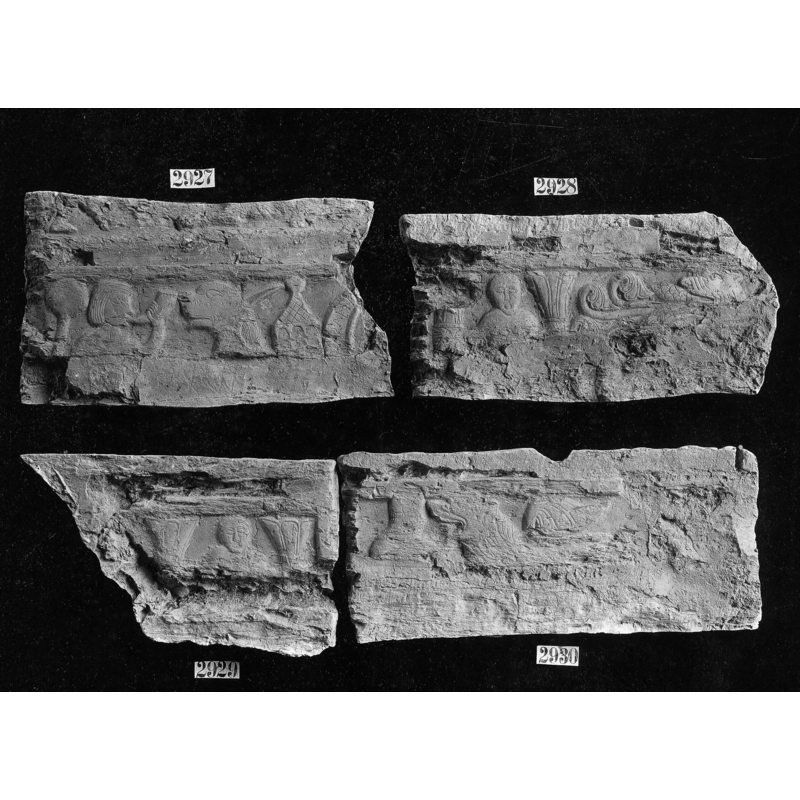 Source caption: "Bas relief à sujets allégoriques provenant d'anciens fonts baptismaux et encastré dans l'angle méridional de la façade principal de l'église Saint-Pierre de Lessines [...] moulage[sculpture], bas-relief[sculpture] [...] Inventarisnummer: 1320-4 [...] Original conservé à Lessines, église Saint-Pierre."