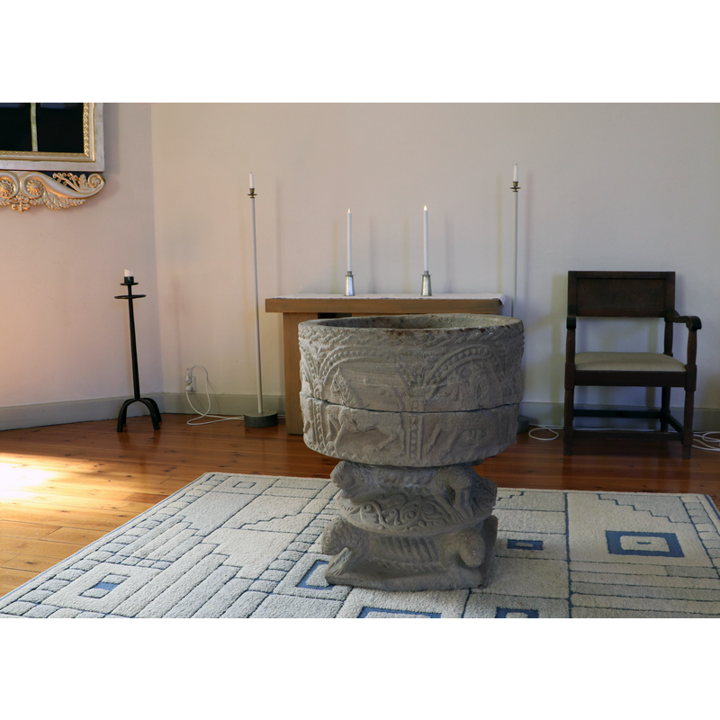 Source caption: "Dädesjö nya kyrka. Dopfunt av sandsten från gamla kyrkan.Tillhör den i Småland vanliga fabeldjursgruppen. Kan dateras till tidigast 1200."