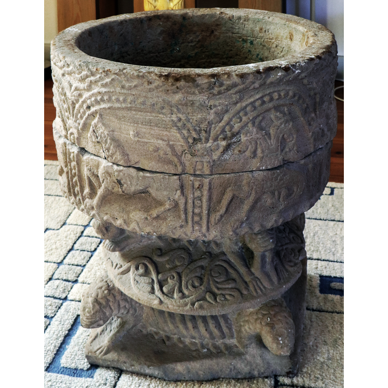 Source caption: "Dädesjö nya kyrka. Dopfunt av sandsten från gamla kyrkan.Tillhör den i Småland vanliga fabeldjursgruppen. Kan dateras till tidigast 1200."