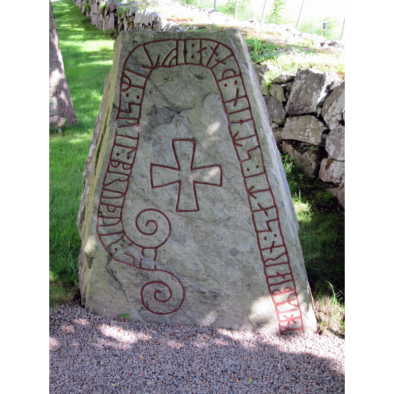 Source caption: "Runsten vid Fröderyds kyrka. Smålands runinskrifter 69" -- described in the Fornsök Riksantikvarieämbetet: "Runsten, gråsten, 1,4 m hög, 1,3 m bred vid basen och 0,6 m bred upptill (40-240 gon) och 0,3 m tjock. Runinskriften är på NV sidan, runorna är 10-11 cm höga och 2-3 mm djupa, ifyllda med röd färg. Enligt Smålands runinskrifter lyder inskriften:"Gerbjörn satte denna sten efter Sven (?), sin broder." Stenens ursprungliga plats troligen ett 10-tal m S om nuvarande, enligt uppgift."