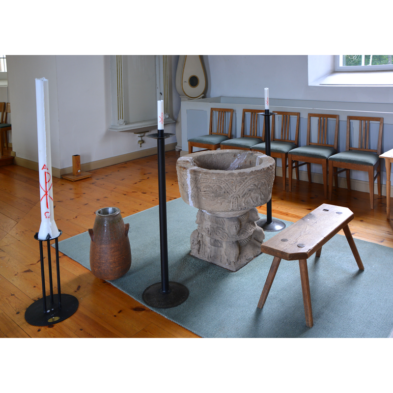 Source caption: "Furuby kyrka.Dopfunt troligen från 1100-talet med fabeldjur."