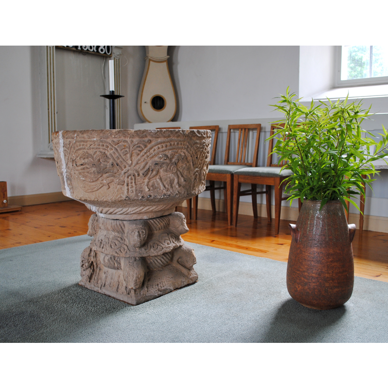 Source caption: "Furuby kyrka.Dopfunt troligen från 1100-talet med fabeldjur."