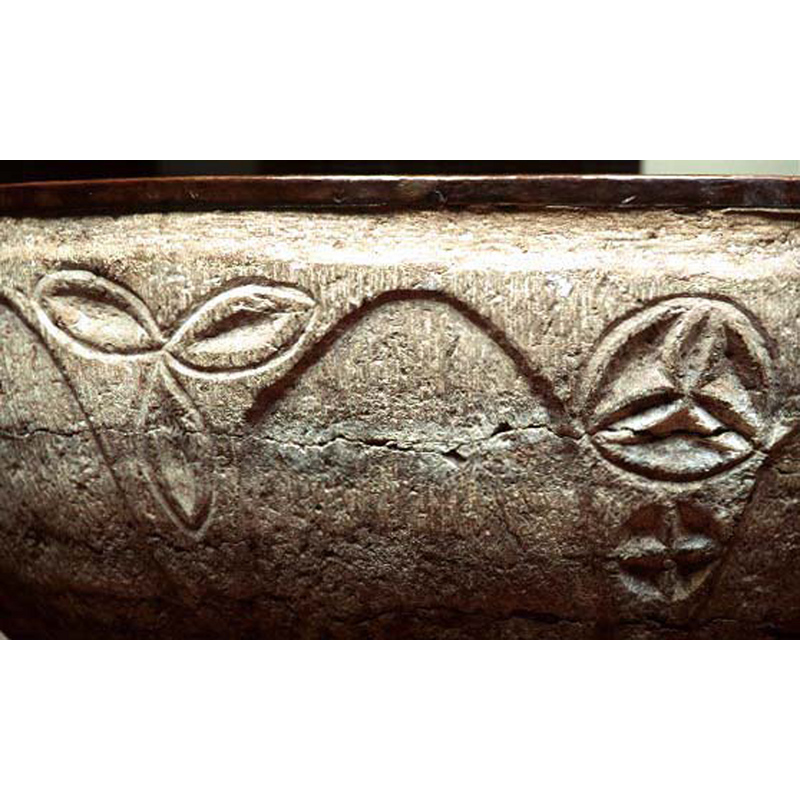 one such seen here in the right spandrel, below the encircled triquetra or trefoil